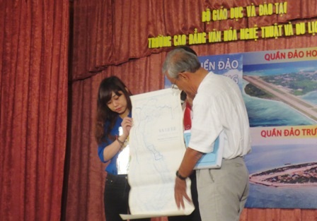 Các bạn trẻ cần có “kỹ năng yêu nước” - 3 Các sinh viên lắng nghe diễn giả nói về biển Đông