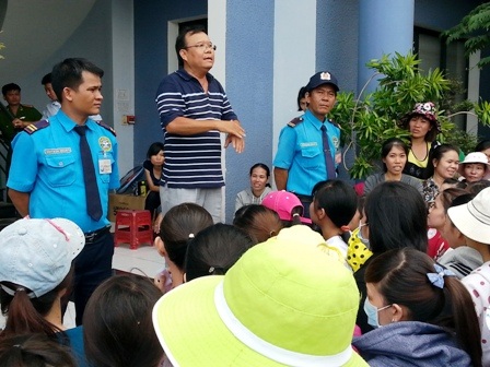 Vụ Giám đốc Hàn Quốc bỏ trốn: Xuất hiện người hào hiệp “gánh” nợ - 1 Ông Nguyễn Hữu Nghĩa (đứng, mặc áo sọc) thông báo trả lương cho công nhân (Ảnh: Phạm Thọ)