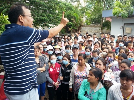 Vụ Giám đốc Hàn Quốc bỏ trốn: Xuất hiện người hào hiệp “gánh” nợ - 2 Gần 400 CN công ty PIA Toàn Cầu vui mừng trong ngày được nhận lương (Ảnh: Phạm Thọ)