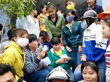 Vụ Giám đốc Hàn Quốc bỏ trốn: Xuất hiện người hào hiệp “gánh” nợ - 3 Các CN vui mừng nhận tiền lương (Ảnh: Phạm Thọ)