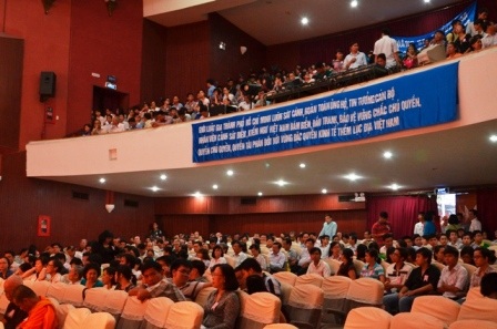 Người dân TPHCM diễu hành, mít tinh phản đối Trung Quốc - 1 Hàng trăm người tập trung sớm trước giờ mít tinh phản đối ôn hòa hành vi ngang ngược của Trung Quốc