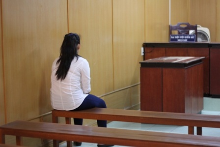 Nhờ ngồi ở phòng chờ xử án