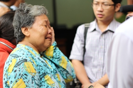 Luật sư trao đổi với bị cáo trước khi HĐXX vào làm việc