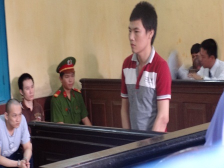 Chủ sân bóng chuyền hạ sát khách chơi nợ tiền - 1 Bị cáo Thường trước tòa