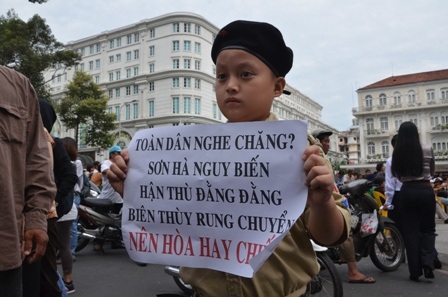 Người dân TPHCM tiếp tục diễu hành phản đối Trung Quốc - 1 Người dân TPHCM tiếp tục xuống đường phản đối Trung Quốc