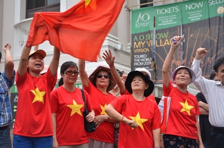 Người dân TPHCM tiếp tục diễu hành phản đối Trung Quốc - 17 Đoàn kết là sức mạnh