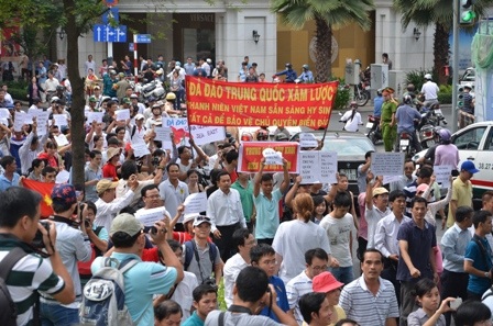 Người dân TPHCM tiếp tục diễu hành phản đối Trung Quốc - 19 Diễu qua các tuyến đường