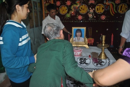 Công an trả mẫu xương người trong vườn vợ Bí thư xã - 2 Gia đình thương tiếc bà Hà