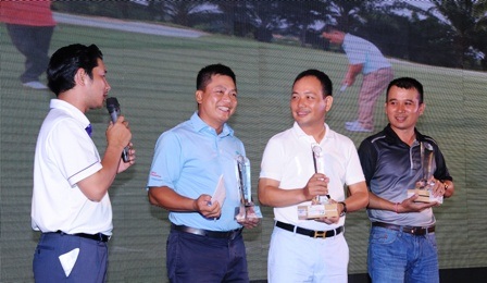 Giải Golf Mobifone 2014 trao 300 triệu đồng từ thiện cho Quỹ Hope For Children và Quỹ phát triển Gôn trẻ Việt Nam - 2 Giải Nhất - Nhì - Ba bảng A