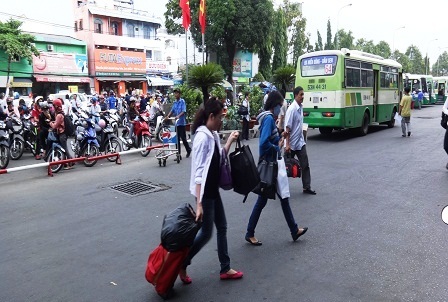 Bến xe, nhà ga vẫn đông khách đi chơi lễ muộn - 2 Hành khách hối hả vào bến mua vé rời TPHCM