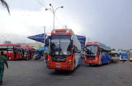 Bến xe, nhà ga vẫn đông khách đi chơi lễ muộn - 5 Hàng trăm chuyến xe lăn bánh ngay trong sáng 1/5 vẫn không tải hết nhu cầu