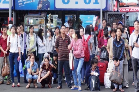 Bến xe, nhà ga vẫn đông khách đi chơi lễ muộn - 4 Phía ngoài, hành khách không mua vé, đợi xe đi ngay cũng đông không kém