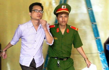 Giảng viên y khoa dỏm tại tòa