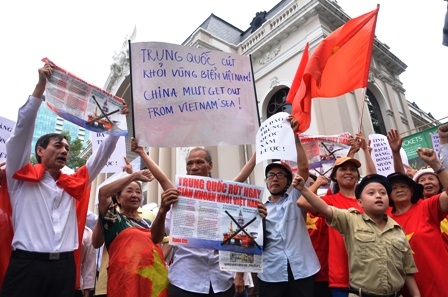 Ủy ban Hòa bình, Quỹ Hòa bình & Phát triển TPHCM lên án Trung Quốc - 1 Người dân TPHCM biểu tình phản đối Trung Quốc