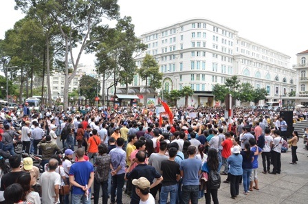 Sinh viên TPHCM xuống đường biểu tình phản đối Trung Quốc - 2 Ước tính khoảng 5.000 người biểu tình sáng 11/5