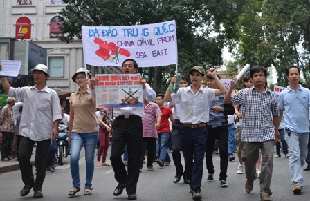 Sinh viên TPHCM xuống đường biểu tình phản đối Trung Quốc - 3 Người biểu tình chật kín tuyến đường Phạm Ngọc Thạch