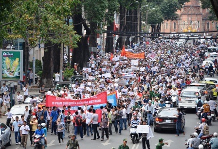 Sinh viên TPHCM xuống đường biểu tình phản đối Trung Quốc - 4 Người biểu tình chật kín tuyến đường Phạm Ngọc Thạch