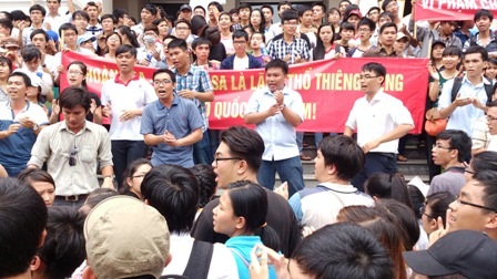 Sinh viên TPHCM xuống đường biểu tình phản đối Trung Quốc - 1 Sinh viên TPHCM xuống đường biểu tình