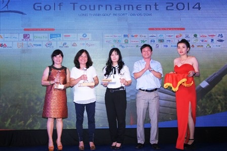 Giải Golf Mobifone 2014 trao 300 triệu đồng từ thiện cho Quỹ Hope For Children và Quỹ phát triển Gôn trẻ Việt Nam - 3 Trao giải bảng của Nữ