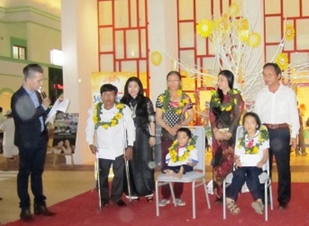 Chương trình trao quà cho các trẻ em khuyết tật