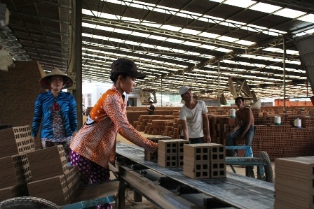 Lò gạch bị “khai tử”, những “công nhân đặc biệt” sẽ đi về đâu? - 5 Những công nhân lớn tuổi, trình độ hạn chế rất khó để kiếm công việc mới