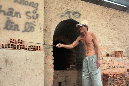 Lò gạch bị “khai tử”, những “công nhân đặc biệt” sẽ đi về đâu? - 1 Lò gạch bị “khai tử”, những “công nhân đặc biệt” sẽ đi về đâu?