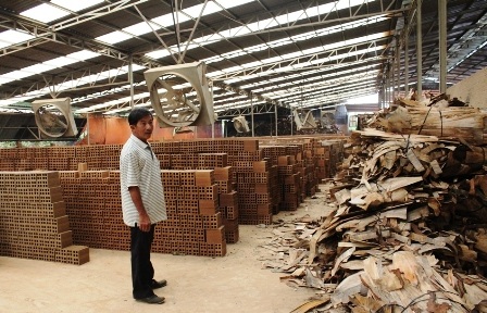 Hàng trăm lò gạch kêu cứu trước ngày bị xóa sổ - 1 Lò gạch bị khai tử khi lộ trình vẫn còn dài và các ông chủ chưa kịp thu hồi vốn