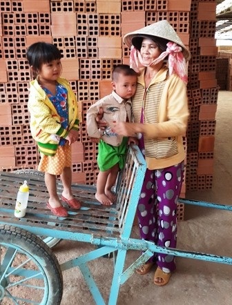 Lò gạch bị “khai tử”, những “công nhân đặc biệt” sẽ đi về đâu? - 4 Gia đình 3 thế hệ bám lò gạch nay không biết sẽ về đâu?