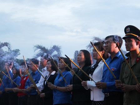 30.000 ngọn nến tri ân các Anh hùng liệt sĩ - 4 Những ngọn
đuốc được đốt lên tại nghĩa trang liệt sĩ Thành phố (Q.Thủ Đức)