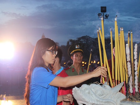 30.000 ngọn nến tri ân các Anh hùng liệt sĩ - 5 Đoàn viên
dâng hương tri ân các vị anh hùng của Tổ quốc