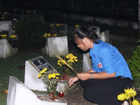 30.000 ngọn nến tri ân các Anh hùng liệt sĩ - 7 Lễ dâng
hương có sự tham gia của đông đảo các bạn sinh viên từ các trường Đại học trong
Thành phố
