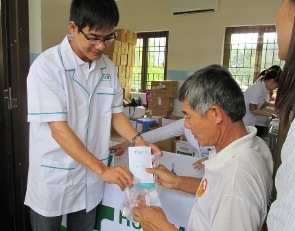 Cấp phát thuốc miễn phí cho gần 2.500 người dân Côn Đảo - 1 Phano tài trợ phát thuốc miễn phí cho người dân Côn Đảo
