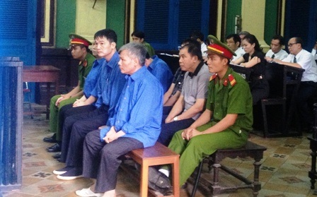 Nguyên Tổng giám đốc ALC II lại thêm tội, tăng án tù - 1 Sau đại án tham nhũng tại ALCII, Vũ Quốc Hảo (ngoài cùng, hàng trước) lại tiếp tục hầu tòa