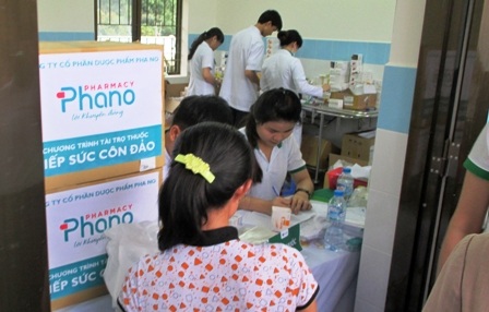 Cấp phát thuốc miễn phí cho gần 2.500 người dân Côn Đảo - 2 Dược sĩ Phano tham gia