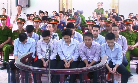 Các bị cáo trước vành móng ngựa