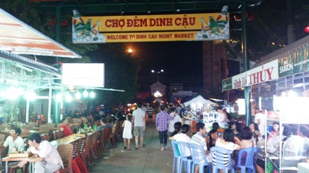 Chợ đêm Dinh Cậu nằm ngay thị trấn Dương Đông của đảo Phú Quốc