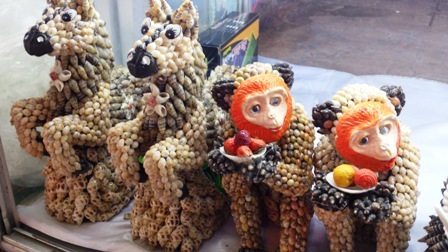 Du khách từ Hà Nội, TPHCM đều thích thú mua các sản phẩm được kết từ vỏ ốc