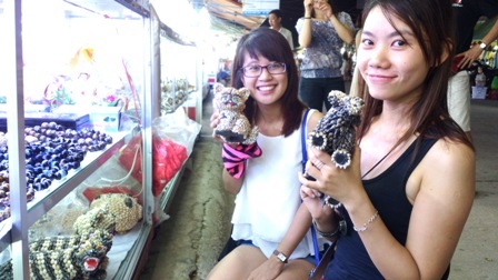 Du khách từ Hà Nội, TPHCM đều thích thú mua các sản phẩm được kết từ vỏ ốc