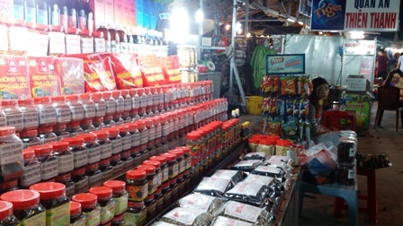 Chợ đêm còn bán các loại đặc sản của đảo ngọc như Mật sim, rượu sim...
