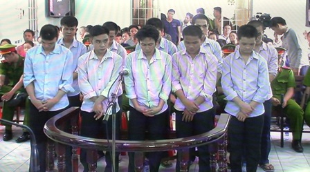 Tại tòa, các bị cáo thừa nhận lỗi lầm của mình và mong nhận được sự khoan hồng của pháp luật