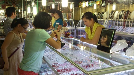 Bày bán trang sức làm từ các loại ốc