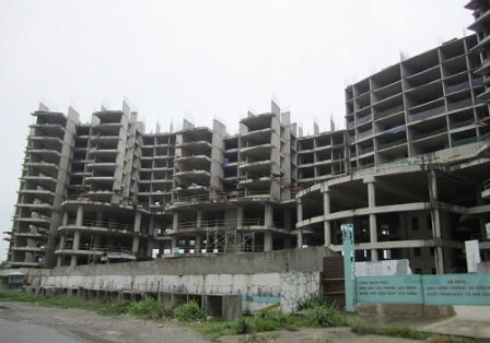Những dự án “khủng” bị bỏ hoang giữa “hòn ngọc Viễn Đông” - 6 Dự án Kenton Residences bỏ hoang nhiều năm nay, thời điểm này một số hạng mục đã xuống cấp