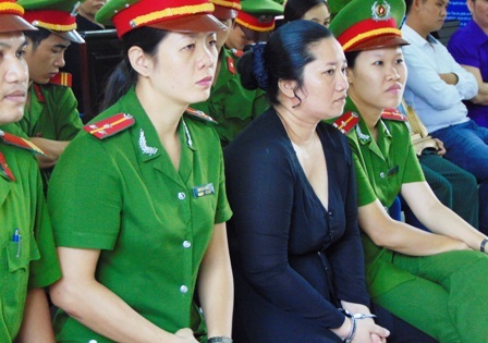 Vợ Bí thư xã đốt xác phi tang nữ thủ quỹ trong 2 ngày - 1 Bị cáo Lê Thị Hường lần thứ 3 đối diện trước vành móng ngựa