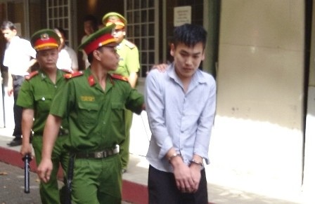 Tài xế Taxi cướp iPhone 5 của nữ du khách nước ngoài - 1 Bị cáo Tuấn tại tòa sáng 13/8