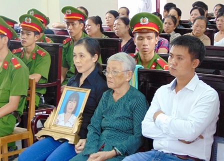 Vợ Bí thư xã đốt xác phi tang nữ thủ quỹ trong 2 ngày - 3 Người nhà nạn nhân Dương Thị Thủy Bình Hà ôm di ảnh đến tòa