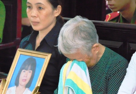 Vợ Bí thư xã đốt xác phi tang nữ thủ quỹ trong 2 ngày - 4 Người nhà nạn nhân Dương Thị Thủy Bình Hà ôm di ảnh đến tòa