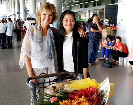 Annette chụp hình với người hâm mộ về nghị lực sống của chị