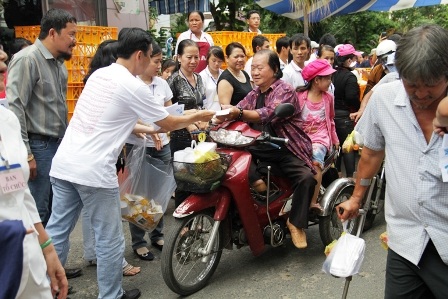 Ngày hội bình an cho người khuyết tật... - 1 Những phần cơm, quà nghĩa tình được trao cho người khuyết tật