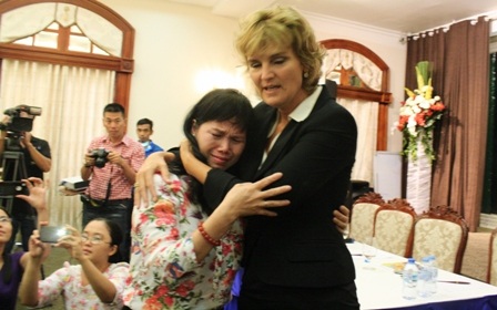 Nước mắt rơi trong ngày hạnh ngộ của Annette và vợ các phi công kiên trung - 5 Buổi giao lưu trở thành cuộc hạnh ngộ trong nước mắt