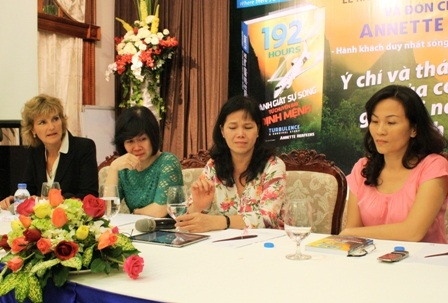 Nước mắt rơi trong ngày hạnh ngộ của Annette và vợ các phi công kiên trung - 3 Annette và vợ của các phi công
